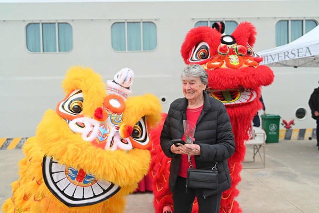 Quảng Ninh: Rộn ràng đón du khách “xông đất” cảng tàu, sân bay đầu Xuân Ất Tỵ