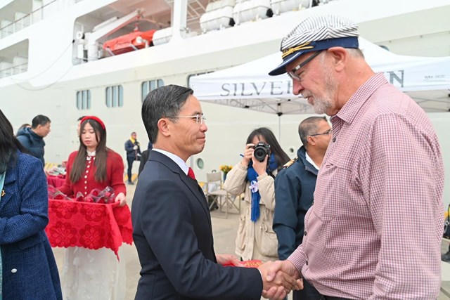 Quảng Ninh: Rộn ràng đón du khách “xông đất” cảng tàu, sân bay đầu Xuân Ất Tỵ