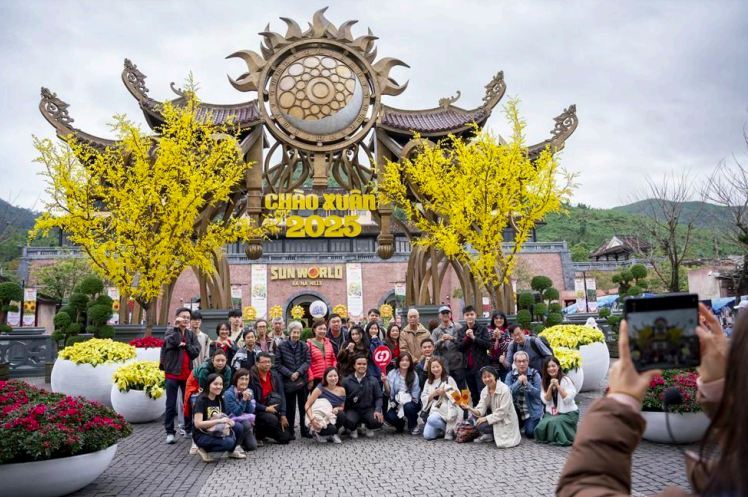 Hàng nghìn du khách đến du xuân tại Sun World Ba Na Hills dịp đầu năm mới 2025