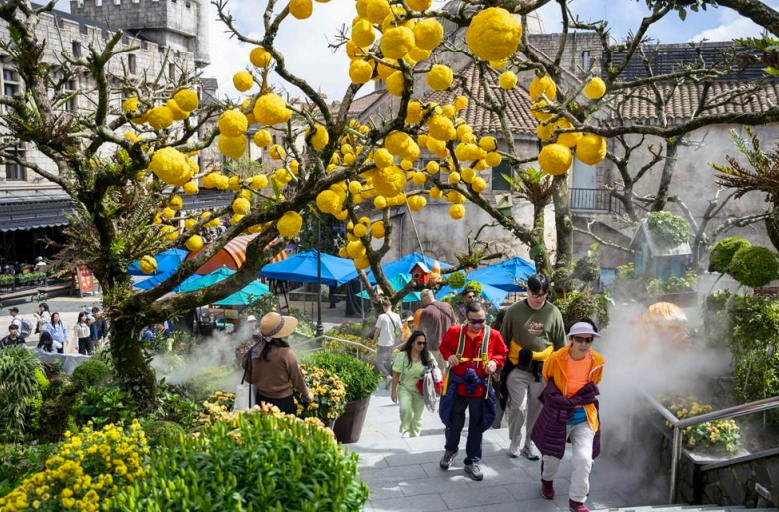 Hàng nghìn du khách đến du xuân tại Sun World Ba Na Hills dịp đầu năm mới 2025