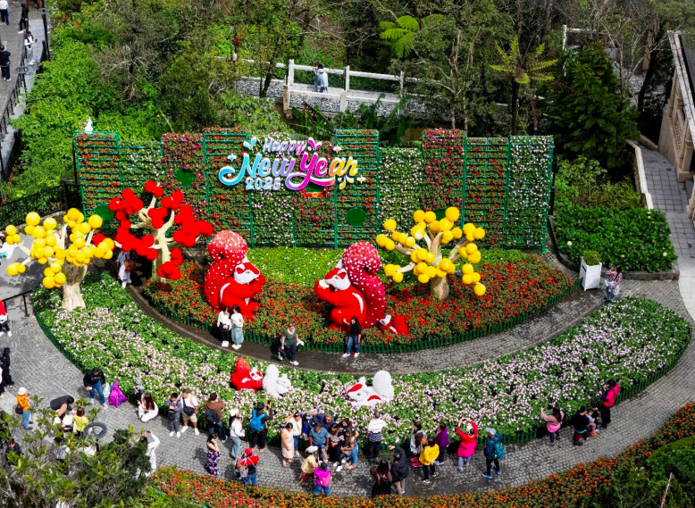 Hàng nghìn du khách đến du xuân tại Sun World Ba Na Hills dịp đầu năm mới 2025
