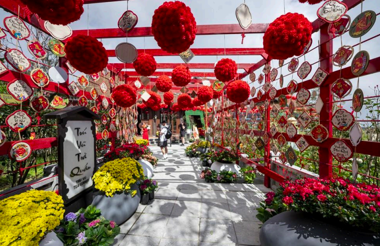 Hàng nghìn du khách đến du xuân tại Sun World Ba Na Hills dịp đầu năm mới 2025