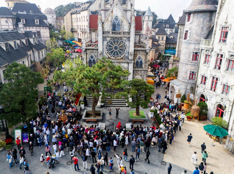 Hàng nghìn du khách đến du xuân tại Sun World Ba Na Hills dịp đầu năm mới 2025