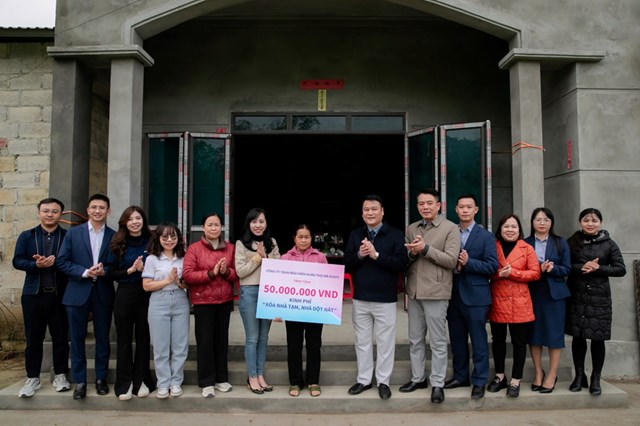 MB Ageas Life trao kinh phí hỗ trợ xây dựng 15 căn nhà cho gia đình khó khăn tại Cao Bằng