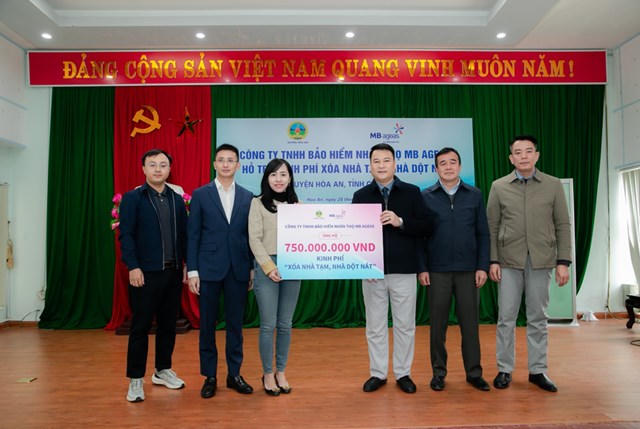 MB Ageas Life trao kinh phí hỗ trợ xây dựng 15 căn nhà cho gia đình khó khăn tại Cao Bằng