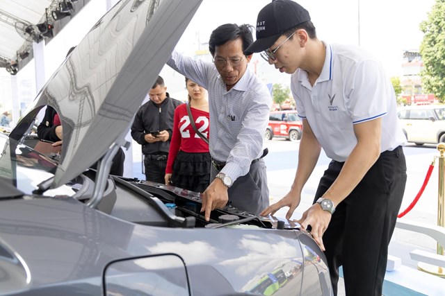 VinFast chiều khách hết nấc: Giá tốt cho người mua mới, quà cho khách cũ, bảo hành siêu dài