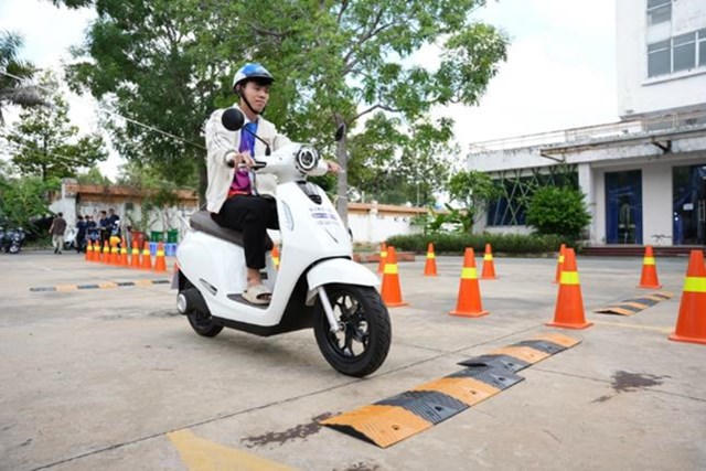 Cơ hội trải nghiệm, sở hữu xe máy điện dễ hơn bao giờ hết cho người lao động Bình Dương