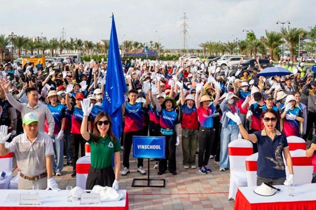 Gần 10.000 người Vingroup và tình nguyện viên ra quân làm sạch bờ biển tại 28 tỉnh, thành phố