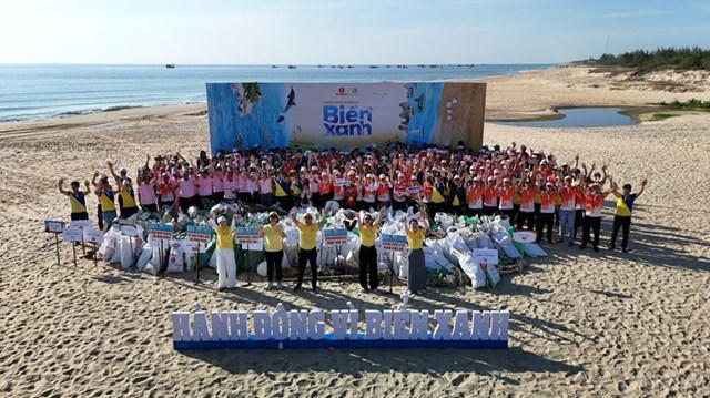 Gần 10.000 người Vingroup và tình nguyện viên ra quân làm sạch bờ biển tại 28 tỉnh, thành phố