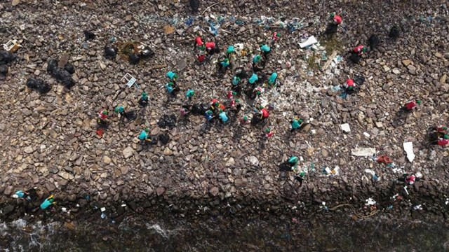 Gần 10.000 người Vingroup và tình nguyện viên ra quân làm sạch bờ biển tại 28 tỉnh, thành phố