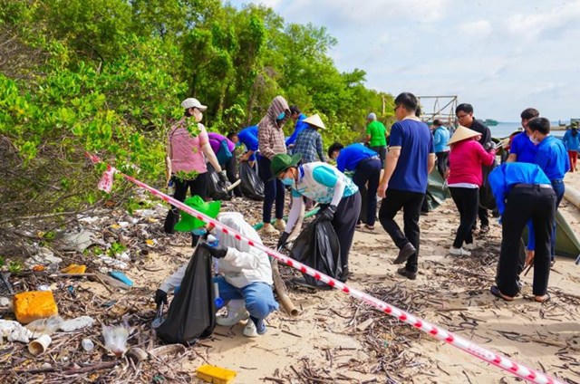 Gần 10.000 người Vingroup và tình nguyện viên ra quân làm sạch bờ biển tại 28 tỉnh, thành phố