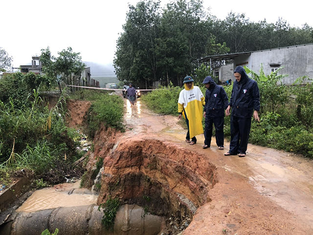 Bão số 9 "chặt đứt" huyện lộ ở Kon Tum, 80 xã phường của Gia Lai bị mất điện