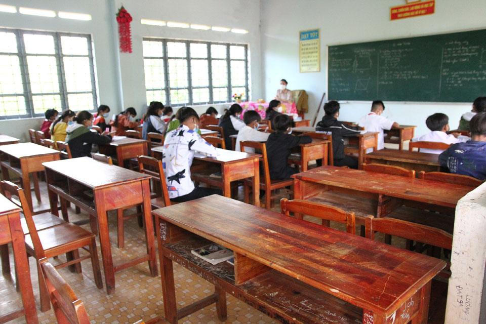 Nhiều học sinh có nguy cơ phải nghỉ học vì xã đạt chuẩn Nông thôn mới