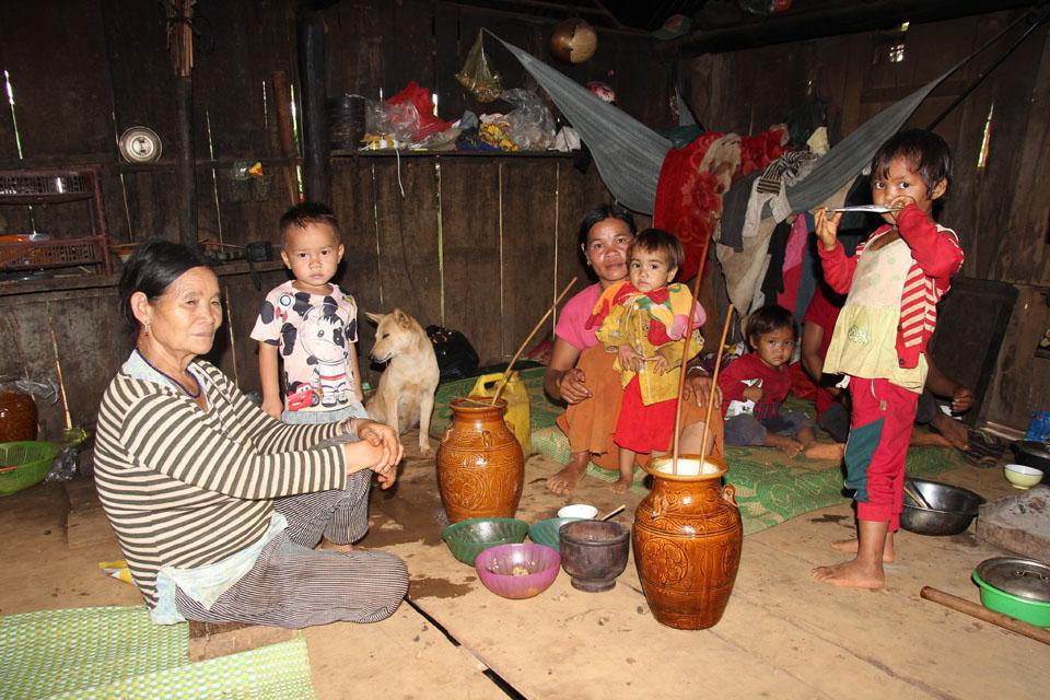 Nhiều học sinh có nguy cơ phải nghỉ học vì xã đạt chuẩn Nông thôn mới