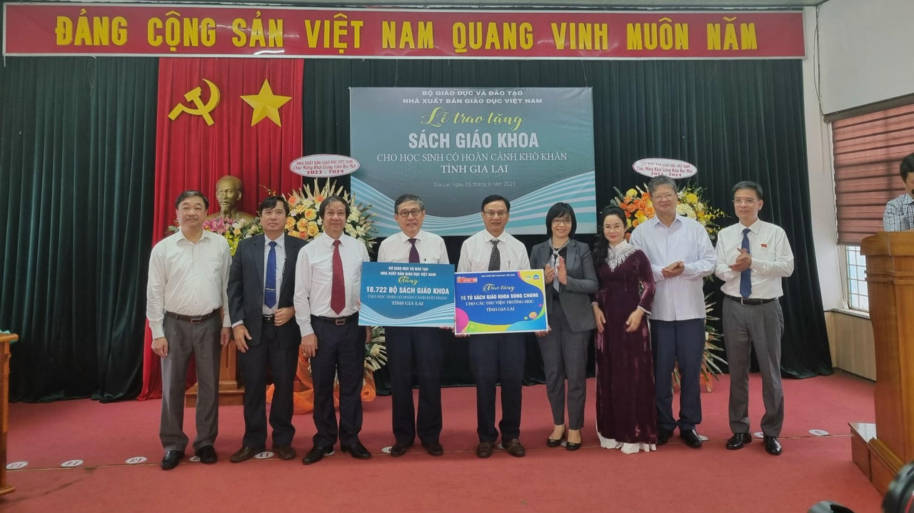 Trao tặng gần 19.000 bộ sách giáo khoa cho học sinh nghèo tỉnh Gia Lai