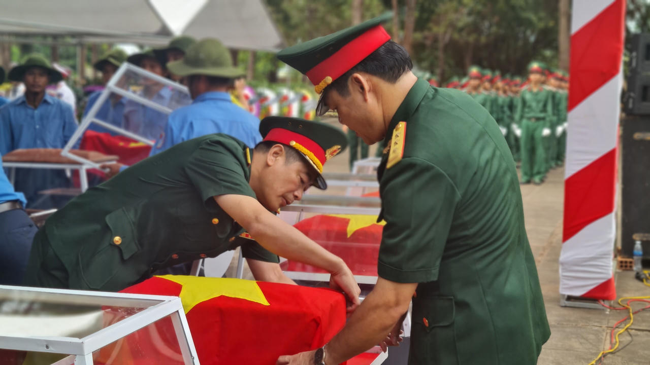 Xúc động lễ đón, truy điệu và an táng 21 hài cốt liệt sĩ ở Gia Lai