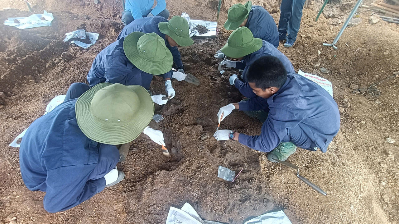 Phát hiện 32 hài cốt liệt sĩ tại hố chôn tập thể