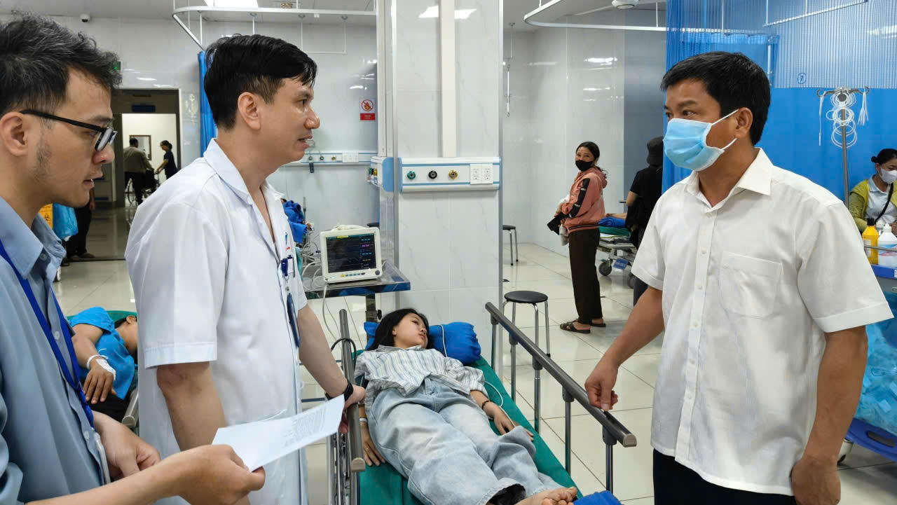  Ô tô chở học sinh lật ngửa, nhiều người bị thương ở Gia Lai