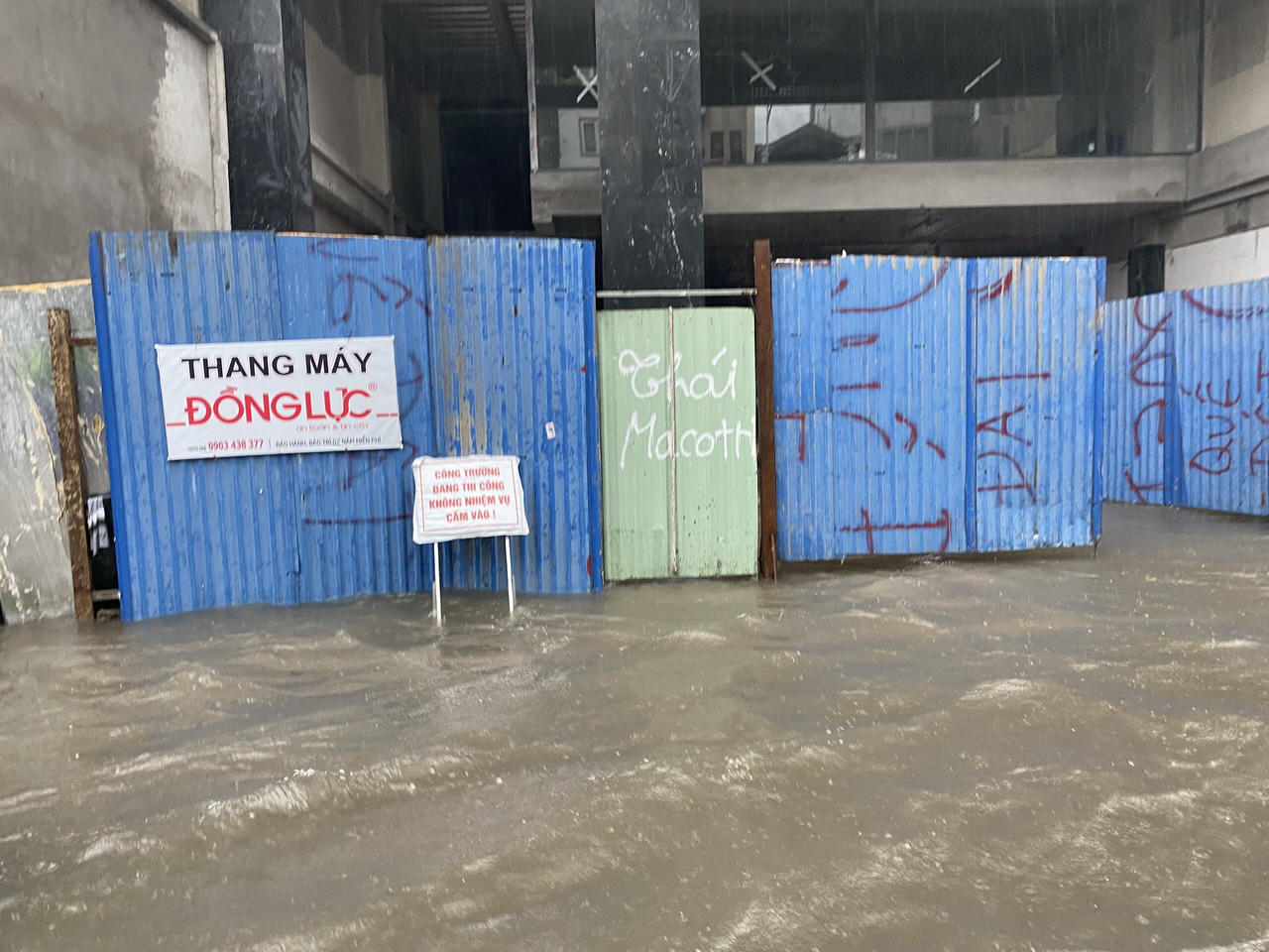 Nhiều tuyến phố Hải Phòng chìm sâu trong nước