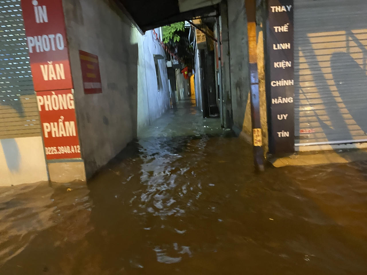 Nhiều tuyến phố Hải Phòng chìm sâu trong nước