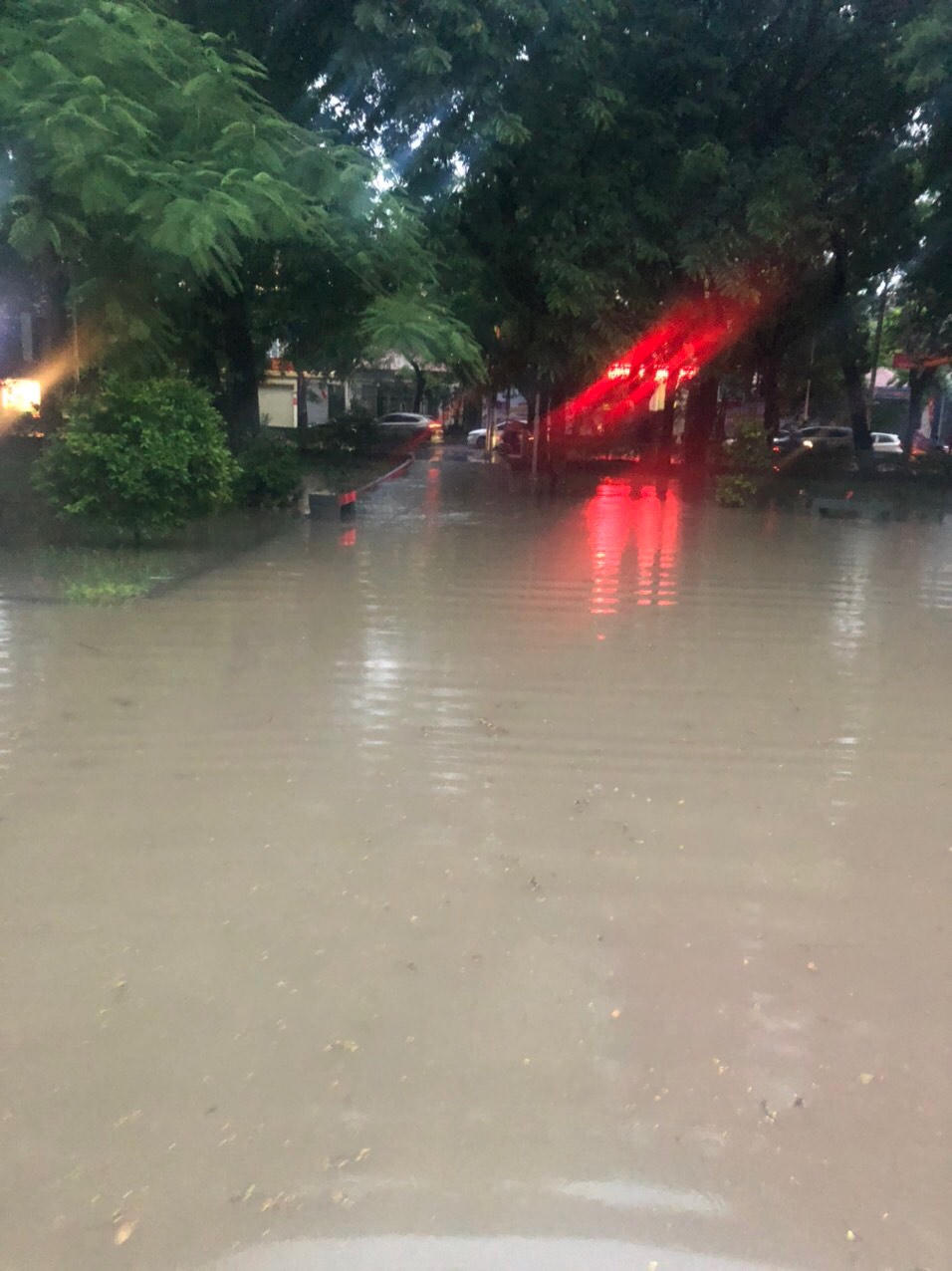 Nhiều tuyến phố Hải Phòng chìm sâu trong nước