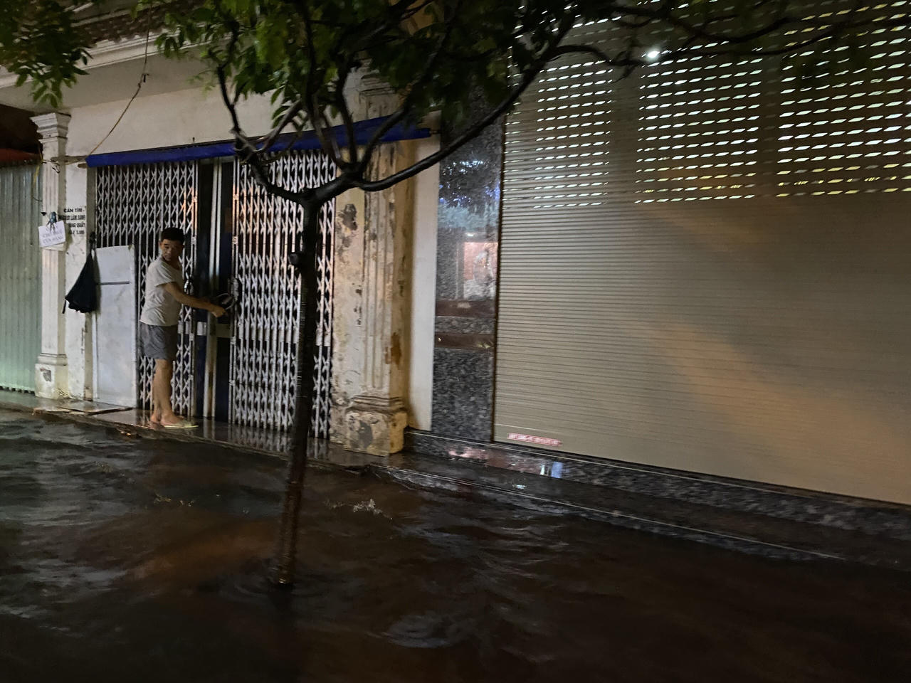 Nhiều tuyến phố Hải Phòng chìm sâu trong nước