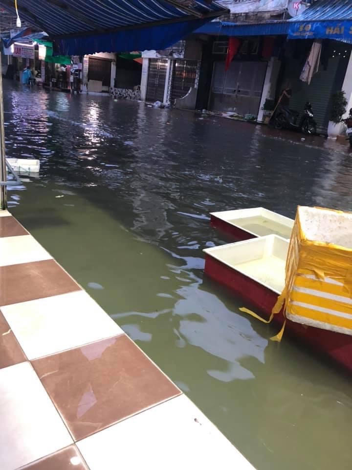 Nhiều tuyến phố Hải Phòng chìm sâu trong nước