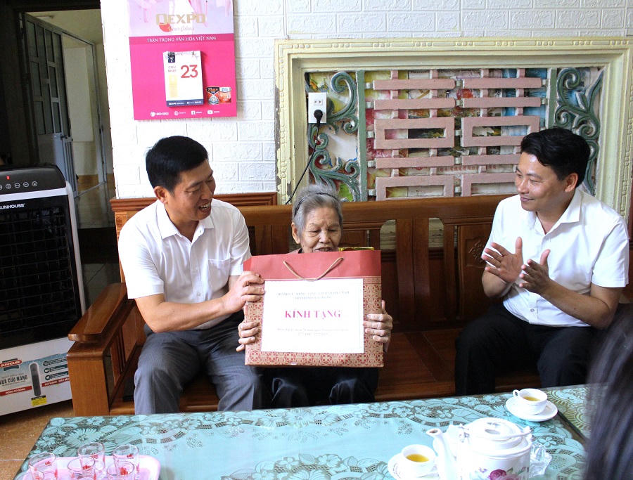 Lãnh đạo TP Hải Phòng thăm, tặng quà gia đình chính sách, người có công 