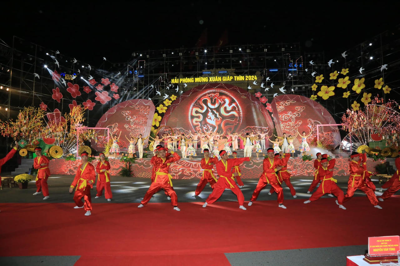 Nhiều chương trình biểu diễn nghệ thuật phục vụ nhân dân thành phố "Hoa phượng đỏ"