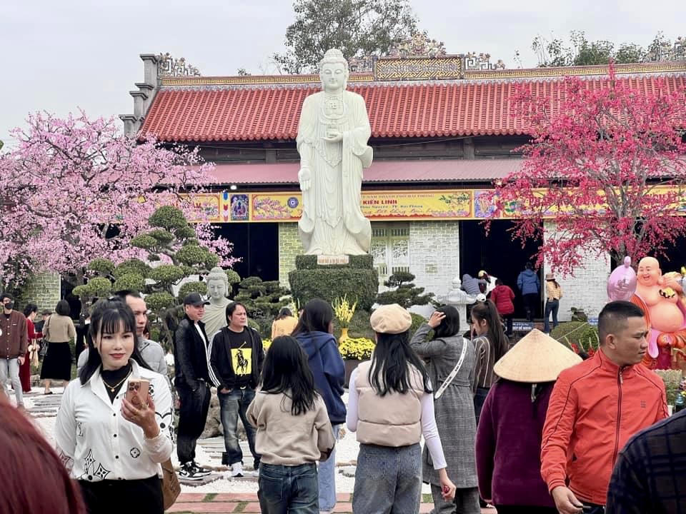 Nhiều chương trình biểu diễn nghệ thuật phục vụ nhân dân thành phố "Hoa phượng đỏ"