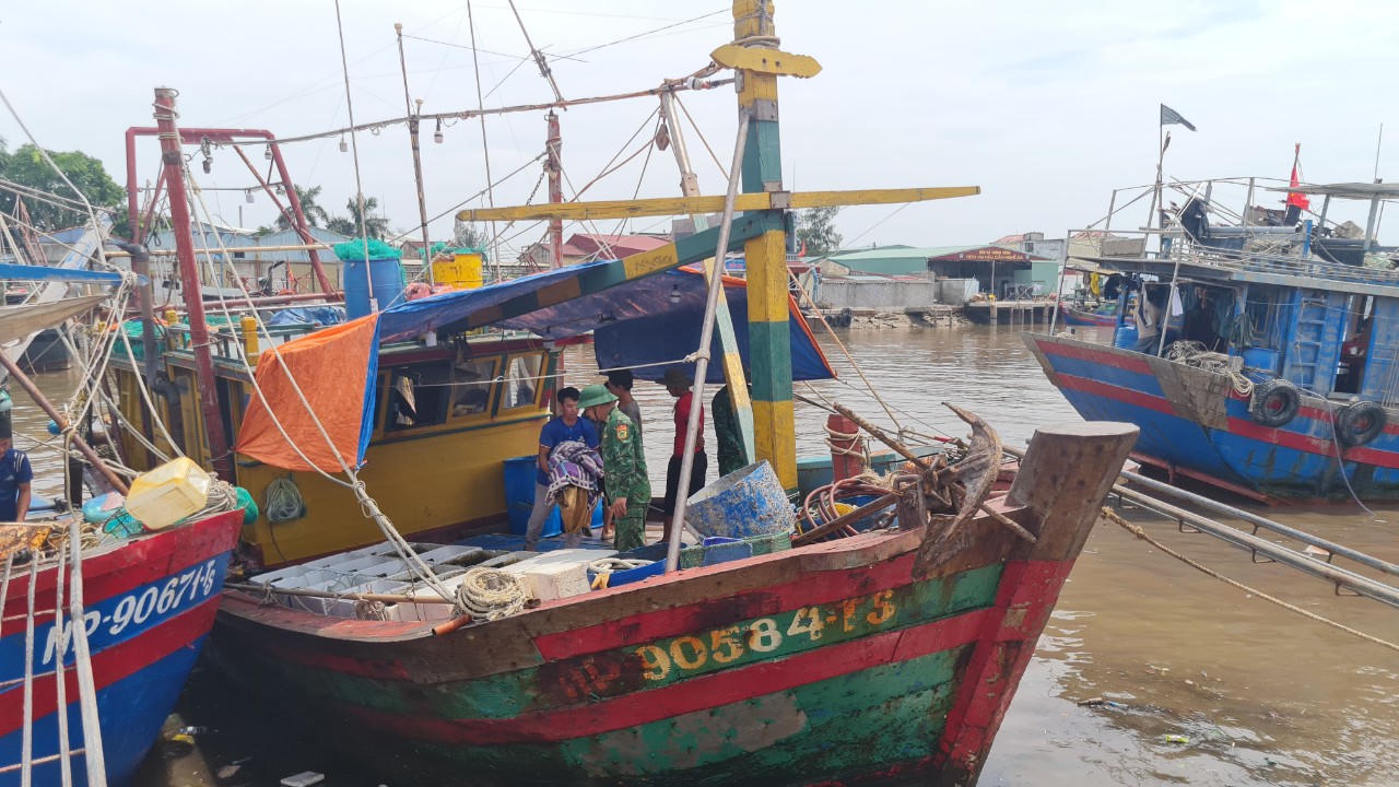 Gần 4.000 khách du lịch mắc kẹt trên đảo Cát Bà