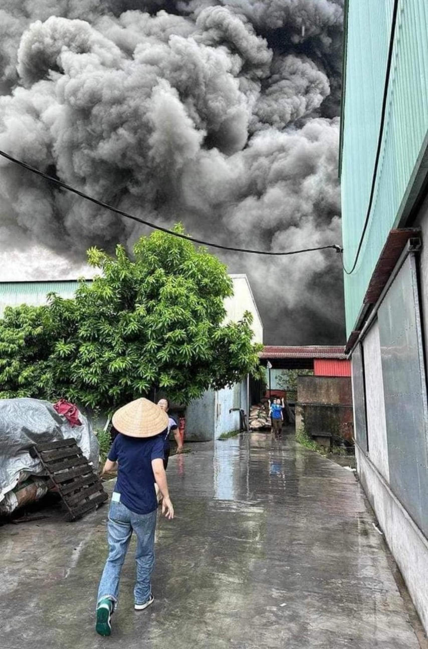 Thái Bình: Cháy kho xưởng sản xuất, nhiều công nhân bị bỏng phải nhập viện