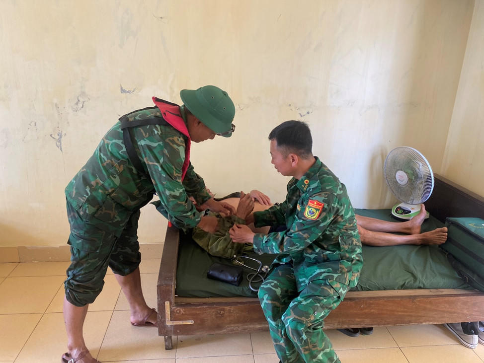 Bộ đội Biên phòng Hải Phòng cứu người đàn ông gặp nạn trên biển