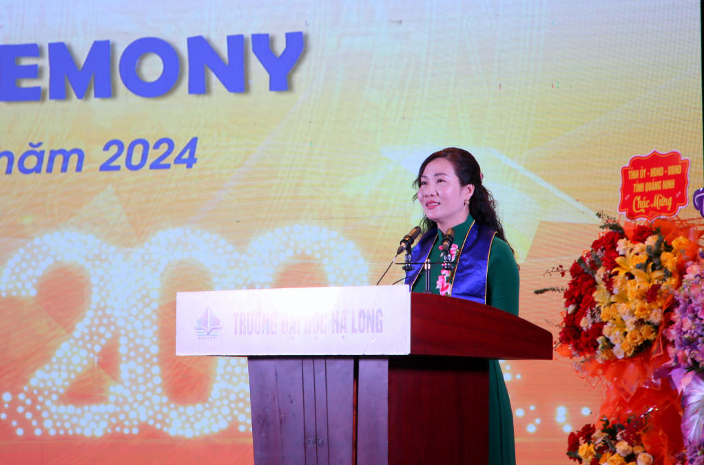 Đại học Hạ Long: Nhiều tân cử nhân nhận quyết định tuyển dụng ngay trong lễ Tốt nghiệp