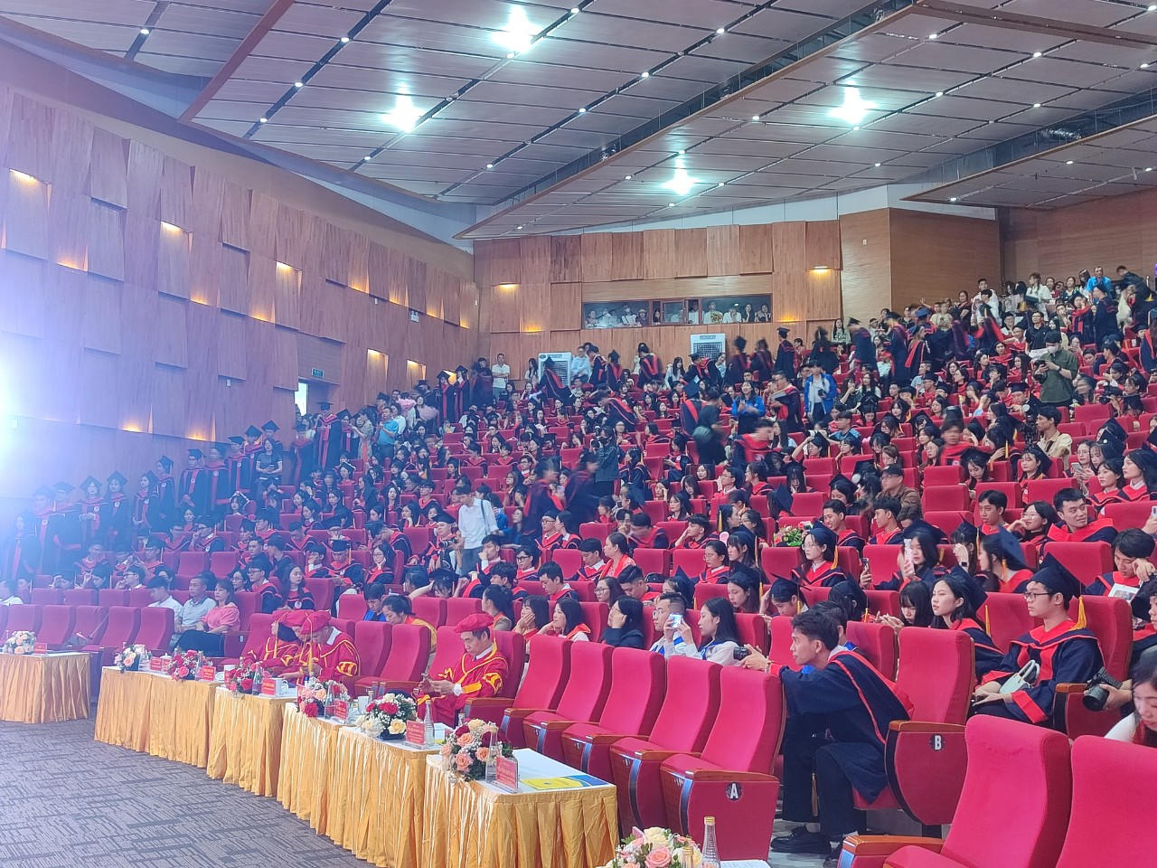 Đại học Hạ Long: Nhiều tân cử nhân nhận quyết định tuyển dụng ngay trong lễ Tốt nghiệp