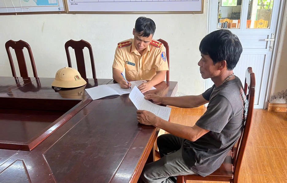 Công an Thái Bình bắt giữ tàu khai thác cát trái phép trên sông Hồng