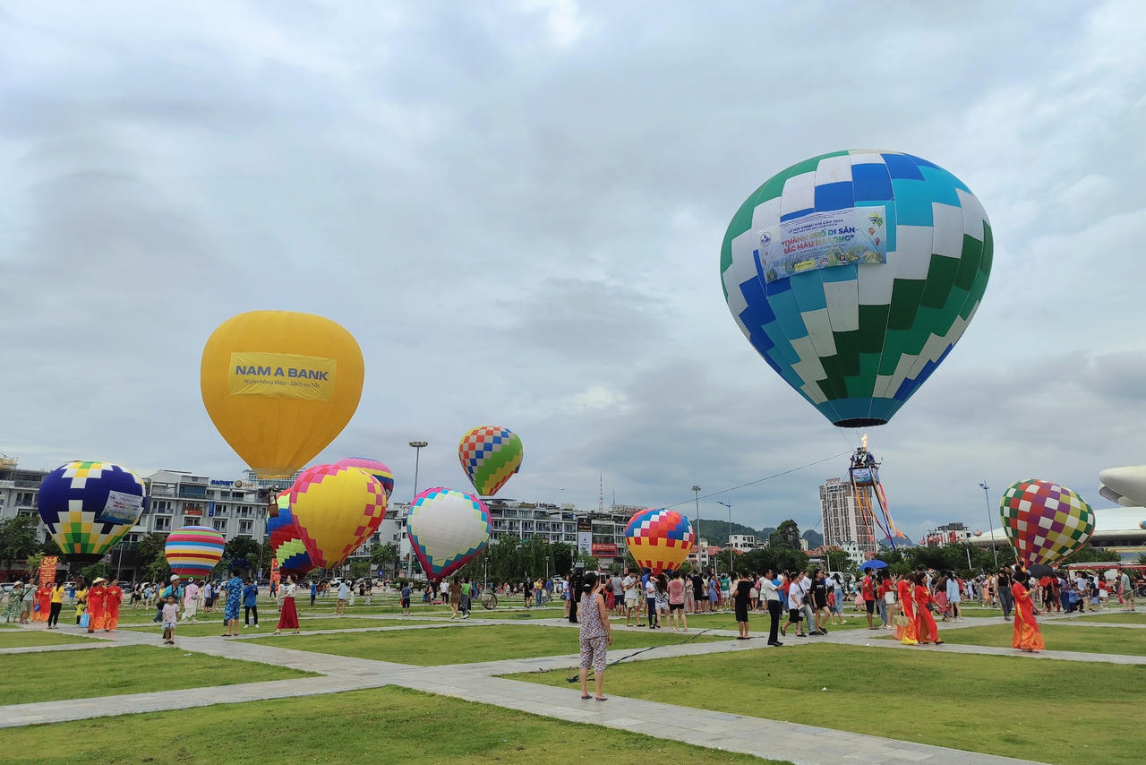 Lễ hội Khinh khí cầu bên bờ di sản vịnh Hạ Long 'hút khách'