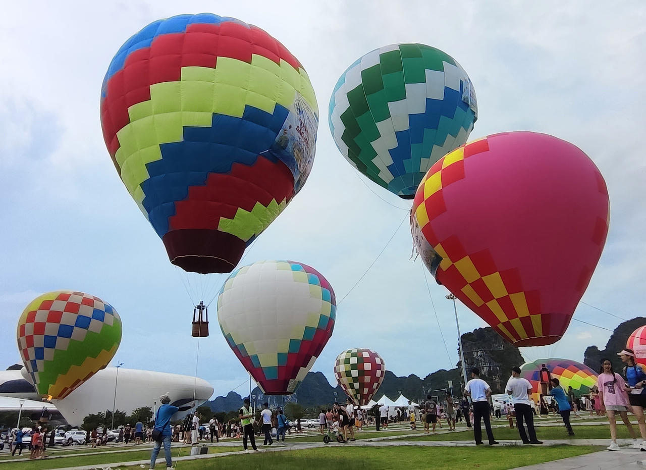 Nhìn lại những điểm nổi bật của lễ hội khinh khí cầu bay trên bờ di sản Hạ Long