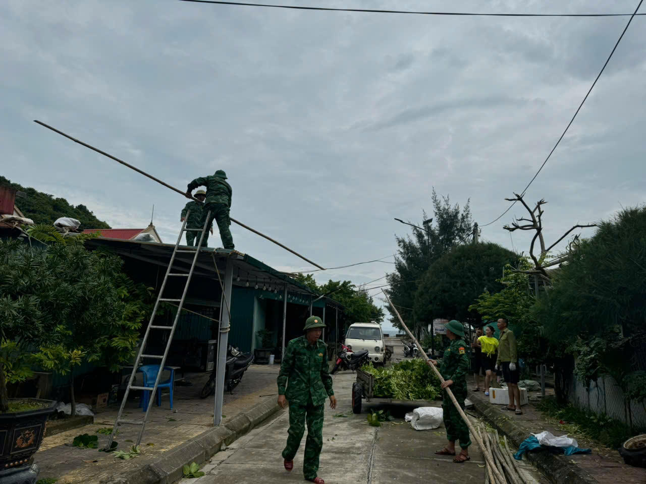 Siêu bão gây gió giật cấp 8 tại đảo Bạch Long Vĩ, Hà Nội bắt đầu mưa lớn