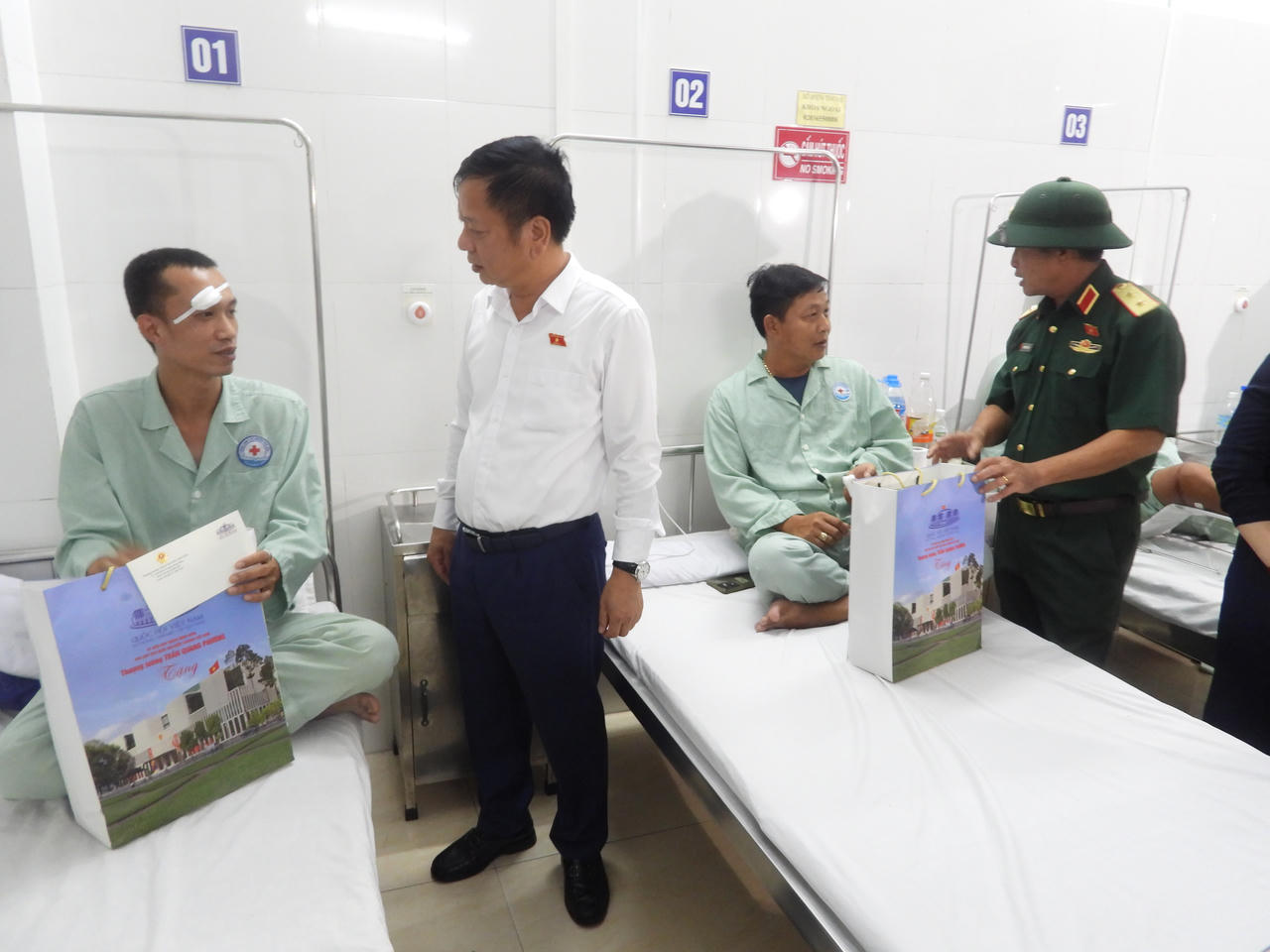 Trung tướng Nguyễn Hải Hưng kiểm tra công tác khắc phục mưa bão tại huyện Vân Đồn, tỉnh Quảng Ninh