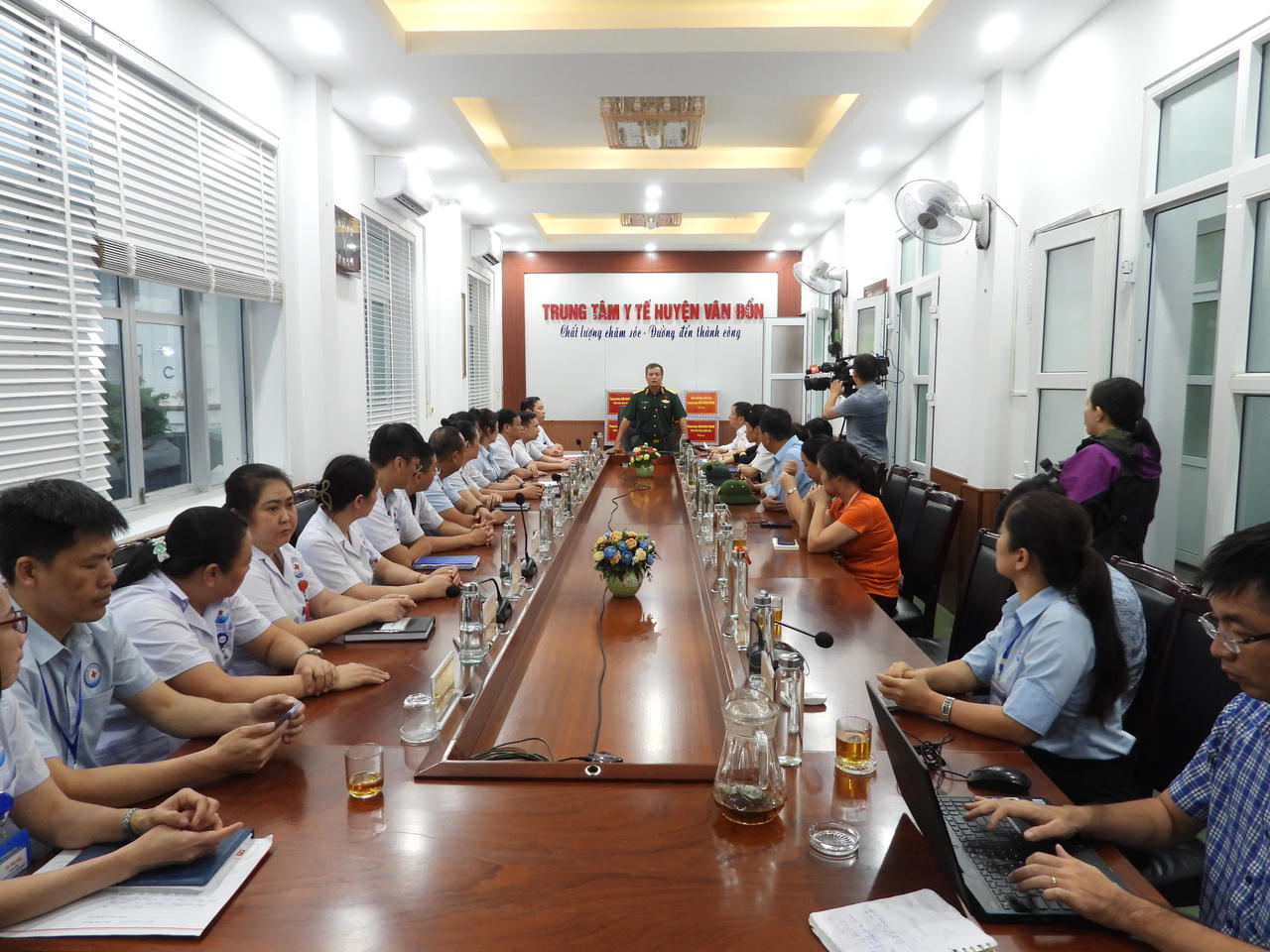 Trung tướng Nguyễn Hải Hưng kiểm tra công tác khắc phục mưa bão tại huyện Vân Đồn, tỉnh Quảng Ninh