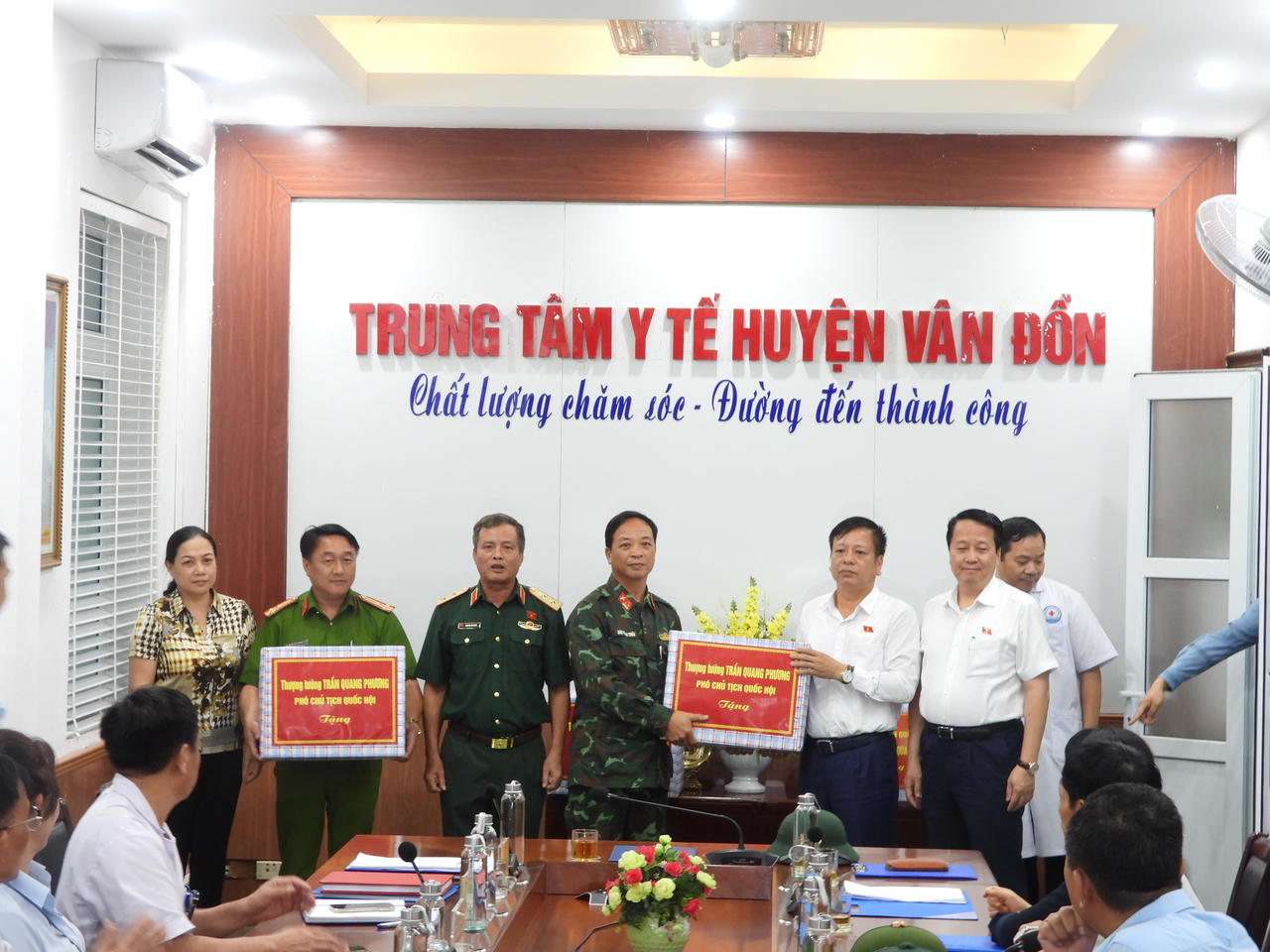 Trung tướng Nguyễn Hải Hưng kiểm tra công tác khắc phục mưa bão tại huyện Vân Đồn, tỉnh Quảng Ninh