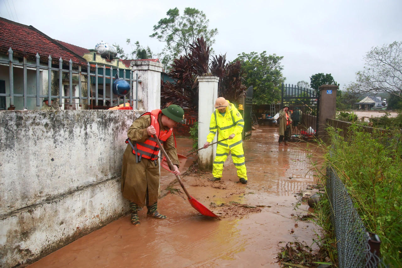 Hàng trăm cán bộ, chiến sỹ giúp người dân Quảng Ninh khắc phục hậu quả mưa bão