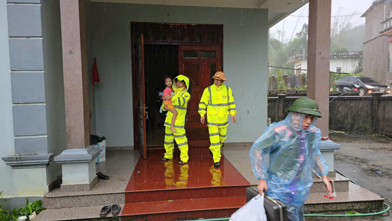 Hàng trăm cán bộ, chiến sỹ giúp người dân Quảng Ninh khắc phục hậu quả mưa bão