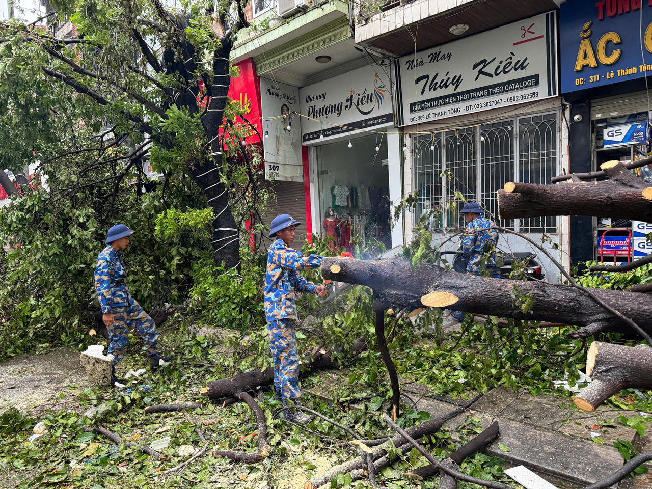 Gần 1.000 cán bộ chiến sĩ Vùng 1 Hải Quân giúp người dân khắc phục hậu quả bão số 3