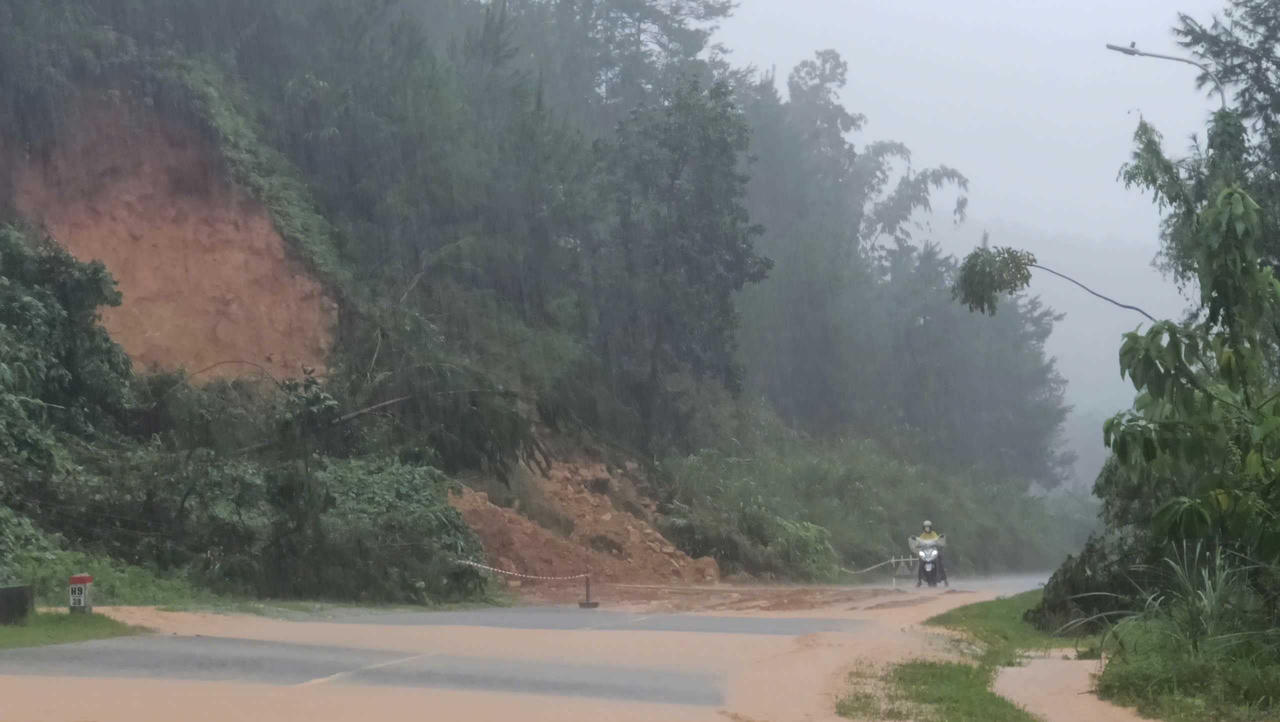 Hàng trăm cán bộ, chiến sỹ giúp người dân Quảng Ninh khắc phục hậu quả mưa bão