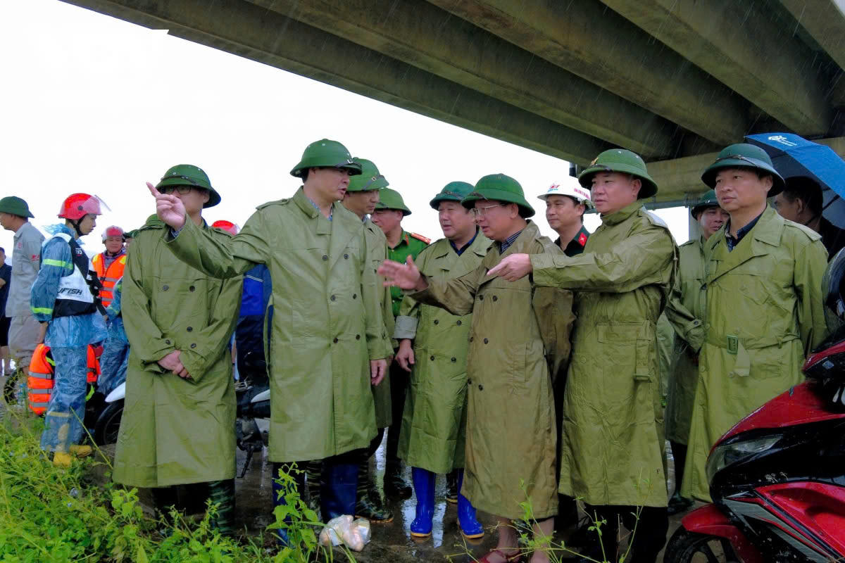 Sụt lún ở TP Cẩm Phả, khẩn cấp di dời người dân trong đêm