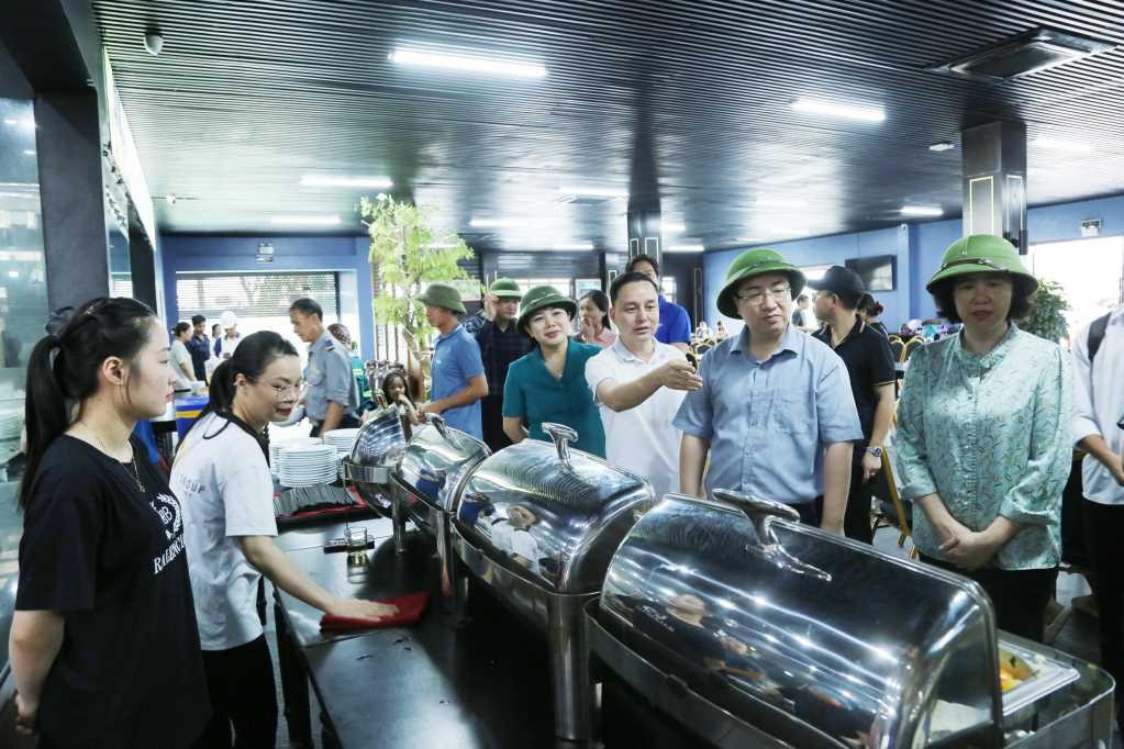 Đoàn ĐBQH tỉnh Quảng Ninh tặng quà, động viên người dân và lực lượng tham gia khắc phục hậu quả bão