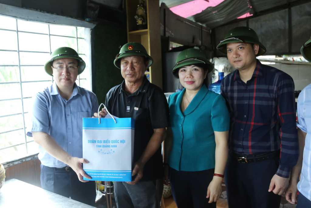 Đoàn ĐBQH tỉnh Quảng Ninh tặng quà, động viên người dân và lực lượng tham gia khắc phục hậu quả bão