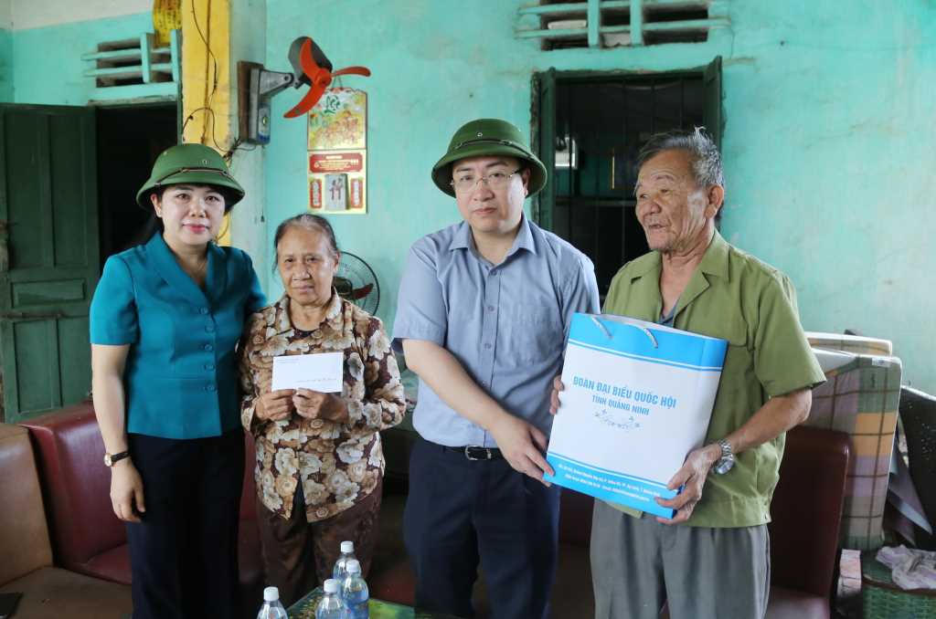 Đoàn ĐBQH tỉnh Quảng Ninh tặng quà, động viên người dân và lực lượng tham gia khắc phục hậu quả bão
